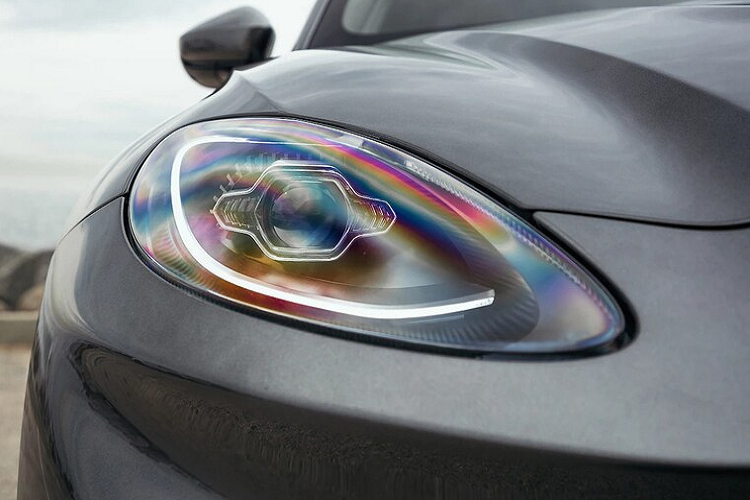 Tại Việt Nam, Aston Martin DBX phân phối chính hãng có giá lên đến 16,688 tỷ đồng. Nếu được đưa về Việt Nam, phiên bản động cơ I6 3.0 lít hứa hẹn sẽ giúp DBX tăng sức cạnh tranh hơn nhờ giá bán rẻ hơn.