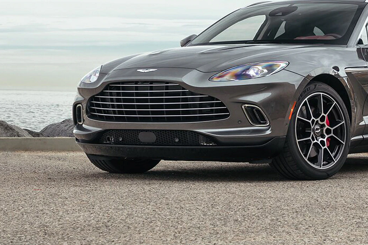 Giá xe Aston Martin DBX 2022 này sẽ chỉ được bán tại Trung Quốc với mức 1.898 triệu Nhân Dân Tệ (khoảng 6,7 tỷ đồng), rẻ hơn nhiều so với bản động cơ V8 hiện có giá 357.000 USD (khoảng 8 tỷ đồng).