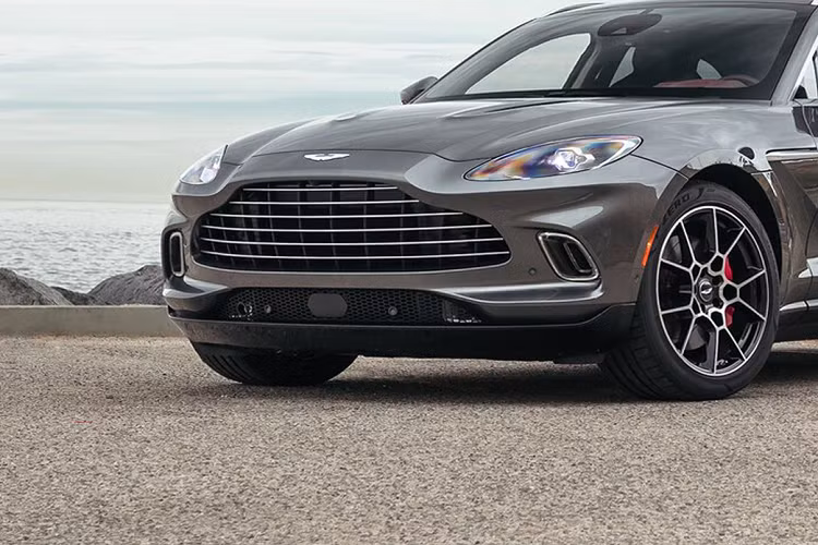 Giá xe Aston Martin DBX 2022 này sẽ chỉ được bán tại Trung Quốc với mức 1.898 triệu Nhân Dân Tệ (khoảng 6,7 tỷ đồng), rẻ hơn nhiều so với bản động cơ V8 hiện có giá 357.000 USD (khoảng 8 tỷ đồng).