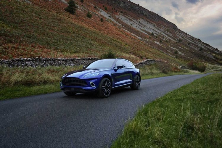 Bên dưới nắp capo của Aston Martin DBX I6 mới là động cơ xăng tăng áp dung tích 3.0 lít kết hợp công nghệ hybrid do Mercedes-Benz cung cấp, cho công suất 435 mã lực và momen xoắn 520 Nm. Động cơ này cũng được sử dụng cho Mercedes-AMG 53. Sức mạnh được truyền xuống 4 bánh thông qua hộp số tự động 9 cấp cũng do Mercedes cung cấp