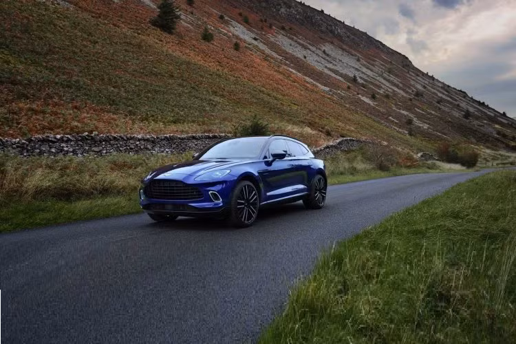 Bên dưới nắp capo của Aston Martin DBX I6 mới là động cơ xăng tăng áp dung tích 3.0 lít kết hợp công nghệ hybrid do Mercedes-Benz cung cấp, cho công suất 435 mã lực và momen xoắn 520 Nm. Động cơ này cũng được sử dụng cho Mercedes-AMG 53. Sức mạnh được truyền xuống 4 bánh thông qua hộp số tự động 9 cấp cũng do Mercedes cung cấp