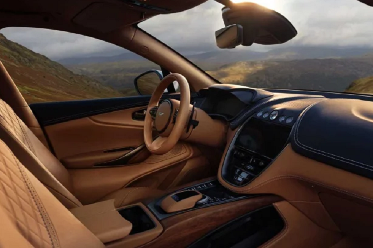 Các nâng cấp về mặt vận hành khác cho DBX I6 2022 gồm vi sai hạn chế trượt phía sau do Mercedes-AMG cung cấp, thanh chống lật điều khiển điện tử 48V, hệ thống treo khí thích ứng và trục dẫn động bằng sợi carbon. Bên cạnh đó, chiếc SUV trang bị bộ kẹp phanh sáu pít-tông phía trước và một pít-tông đơn phía sau, ẩn sau bộ la-zăng khổng lồ với kích thước từ 21 đến 23 inch.