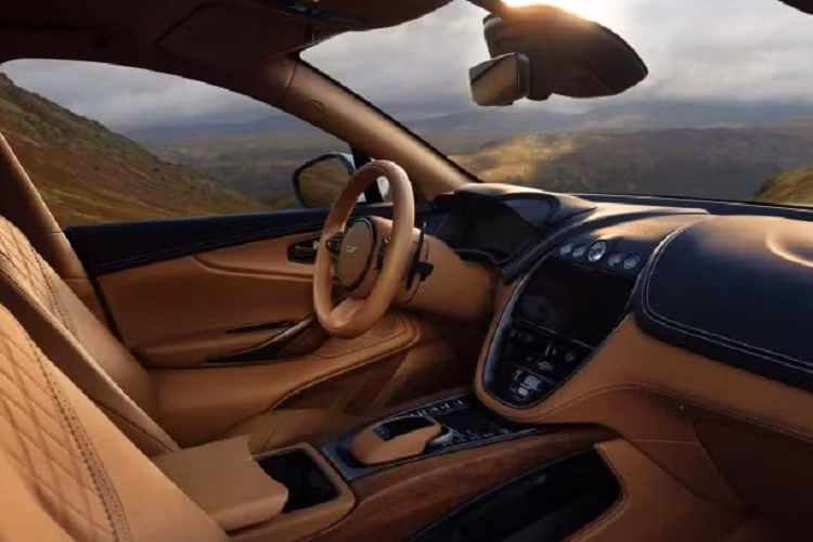 Các nâng cấp về mặt vận hành khác cho DBX I6 2022 gồm vi sai hạn chế trượt phía sau do Mercedes-AMG cung cấp, thanh chống lật điều khiển điện tử 48V, hệ thống treo khí thích ứng và trục dẫn động bằng sợi carbon. Bên cạnh đó, chiếc SUV trang bị bộ kẹp phanh sáu pít-tông phía trước và một pít-tông đơn phía sau, ẩn sau bộ la-zăng khổng lồ với kích thước từ 21 đến 23 inch.