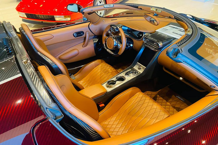Những chiếc Koenigsegg Regera màu đỏ carbon sẽ đi kèm với nội thất bọc da cao cấp màu nâu cùng nhiều chi tiết nhôm trang trí và hệ thống đèn viền sang trọng.