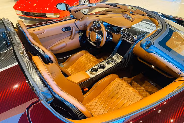 Những chiếc Koenigsegg Regera màu đỏ carbon sẽ đi kèm với nội thất bọc da cao cấp màu nâu cùng nhiều chi tiết nhôm trang trí và hệ thống đèn viền sang trọng.