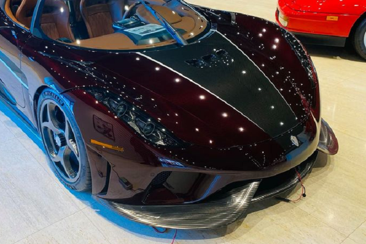 Theo ước tính, tổng số tiền mà doanh nhân Hoàng Kim Khánh sẽ phải chi để sở hữu siêu phẩm Koenigsegg Regera tại Việt Nam, sau khi nộp đầy đủ các khoản thuế phí và biển số có thể dao động từ 120 - 250 tỷ đồng (tuỳ giá xe).