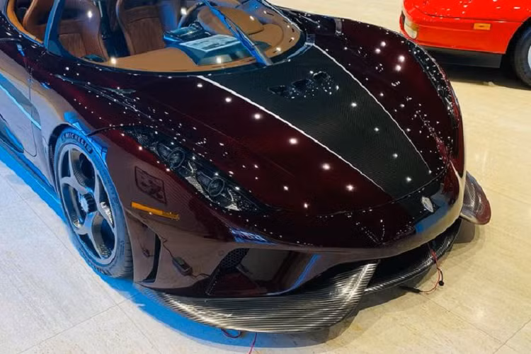 Theo ước tính, tổng số tiền mà doanh nhân Hoàng Kim Khánh sẽ phải chi để sở hữu siêu phẩm Koenigsegg Regera tại Việt Nam, sau khi nộp đầy đủ các khoản thuế phí và biển số có thể dao động từ 120 - 250 tỷ đồng (tuỳ giá xe).