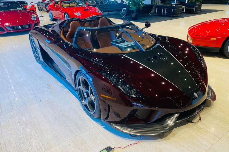 Như vậy, lại có thêm một bằng chứng nữa cho thấy siêu phẩm Koenigsegg Regera sắp về Việt Nam được nhập khẩu từ Mỹ với ngoại thất màu đỏ độc đáo. Trên thế giới có tổng cộng 80 chiếc Regera được xuất xưởng thì chỉ có 5 chiếc được hoàn thiện trong màu đỏ này.