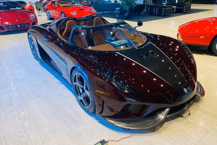 Như vậy, lại có thêm một bằng chứng nữa cho thấy siêu phẩm Koenigsegg Regera sắp về Việt Nam được nhập khẩu từ Mỹ với ngoại thất màu đỏ độc đáo. Trên thế giới có tổng cộng 80 chiếc Regera được xuất xưởng thì chỉ có 5 chiếc được hoàn thiện trong màu đỏ này.