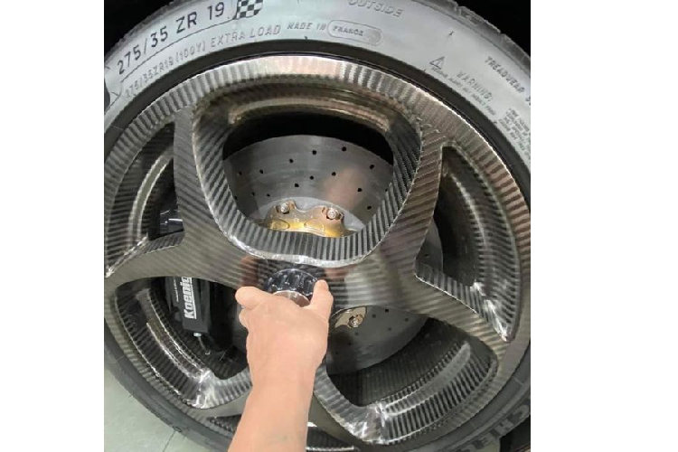 Đi kèm với dòng trạng thái là hình ảnh mâm xe Koenigsegg Regera - được làm bằng sợi carbon hoàn toàn. Dân mạng nhanh chóng soi ra rằng chiếc Regera sẽ sở hữu cùm phanh màu đen, đây là trang bị quen thuộc trên những chiếc Regera màu đỏ carbon.