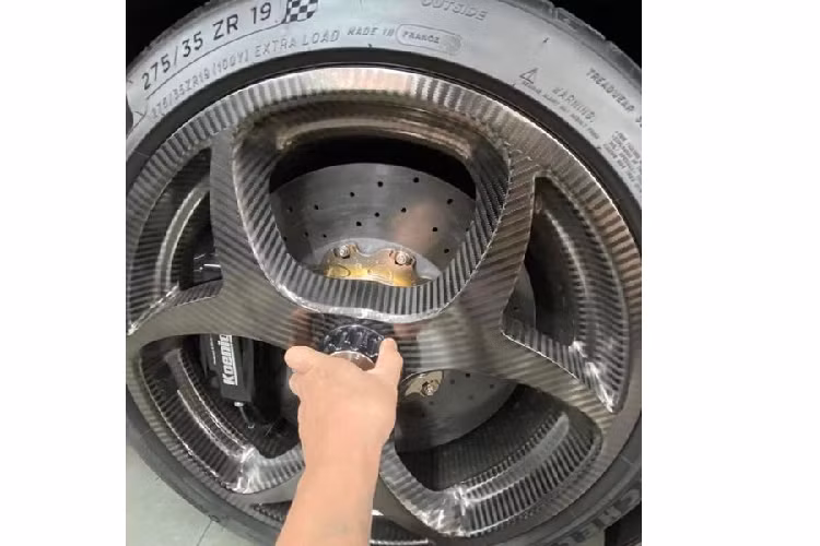 Đi kèm với dòng trạng thái là hình ảnh mâm xe Koenigsegg Regera - được làm bằng sợi carbon hoàn toàn. Dân mạng nhanh chóng soi ra rằng chiếc Regera sẽ sở hữu cùm phanh màu đen, đây là trang bị quen thuộc trên những chiếc Regera màu đỏ carbon.