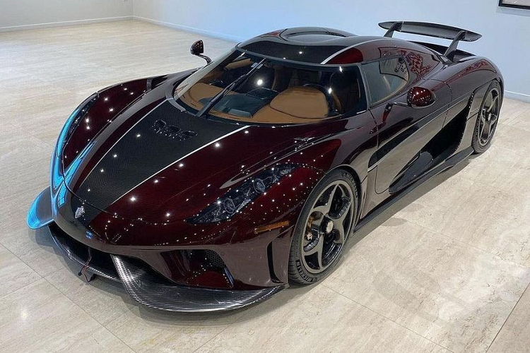 Hypercar Regera trang bị động cơ V8 5.0L, kết hợp với 3 mô-tơ điện, sản sinh ra tổng công suất tối đa lên tới hơn 1.500 mã lực, cho phép xe tăng tốc từ 0 - 100 km/h trong 2,8 giây, 150 - 250 km/h trong 3,2 giây, từ 0 - 400 km/h chỉ 20 giây trước khi chạm ngưỡng tối đa khoảng 400 km/h.