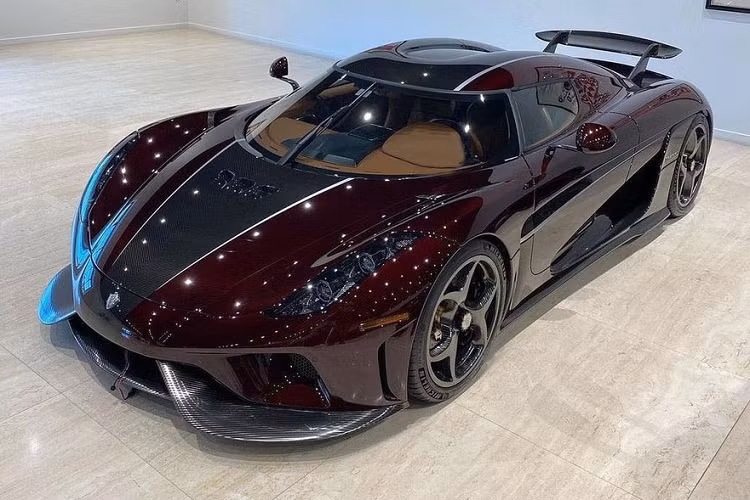 Hypercar Regera trang bị động cơ V8 5.0L, kết hợp với 3 mô-tơ điện, sản sinh ra tổng công suất tối đa lên tới hơn 1.500 mã lực, cho phép xe tăng tốc từ 0 - 100 km/h trong 2,8 giây, 150 - 250 km/h trong 3,2 giây, từ 0 - 400 km/h chỉ 20 giây trước khi chạm ngưỡng tối đa khoảng 400 km/h.