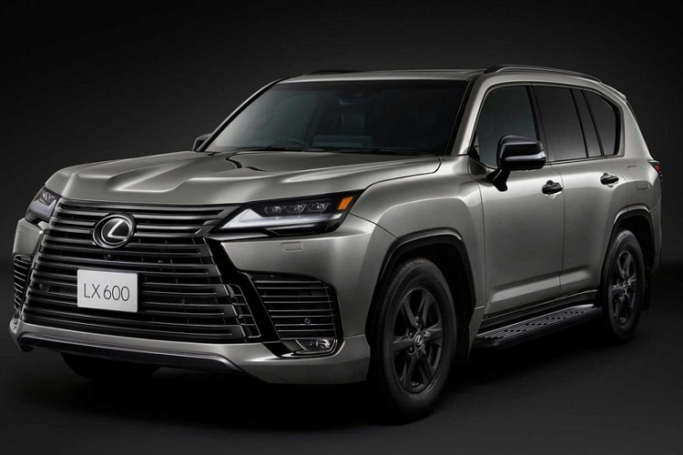 Đúng như tên gọi, Lexus LX 600 Offroad 2022 là phiên bản tập trung vào khả năng chạy việt dã. Thay vì dùng vành la-zăng cỡ lớn như bản F-Sport ở Mỹ, Lexus LX 600 Offroad 2022 lại được trang bị mâm nhỏ hơn với đường kính chỉ 18 inch. Bộ vành này có thiết kế 6 chấu màu xám nhám và đi kèm lốp riêng để vượt địa hình tốt hơn