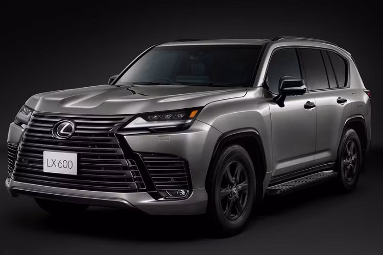 Đúng như tên gọi, Lexus LX 600 Offroad 2022 là phiên bản tập trung vào khả năng chạy việt dã. Thay vì dùng vành la-zăng cỡ lớn như bản F-Sport ở Mỹ, Lexus LX 600 Offroad 2022 lại được trang bị mâm nhỏ hơn với đường kính chỉ 18 inch. Bộ vành này có thiết kế 6 chấu màu xám nhám và đi kèm lốp riêng để vượt địa hình tốt hơn