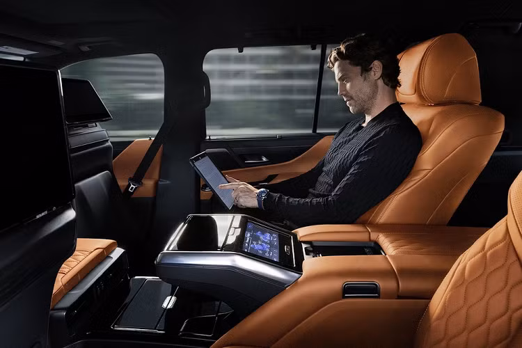 Bản Executive tại thị trường Nhật Bản sẽ tương ứng với bản Ultra Luxury ở Mỹ. Ở bản Executive, Lexus LX 600 2022 có 2 ghế thương gia nằm độc lập ở phía sau. Hai ghế này đi kèm bệ tì tay trung tâm rộng, tích hợp sạc điện thoại thông minh không dây, hộc đựng cốc có nắp che, ngăn chứa đồ cỡ lớn với ổ điện DC, cổng USB và cổng cắm tai nghe phục vụ hệ thống giải trí. Trên bệ tì tay trung tâm ở hàng ghế sau còn có màn hình nhỏ dùng để chỉnh ghế và điều hòa.