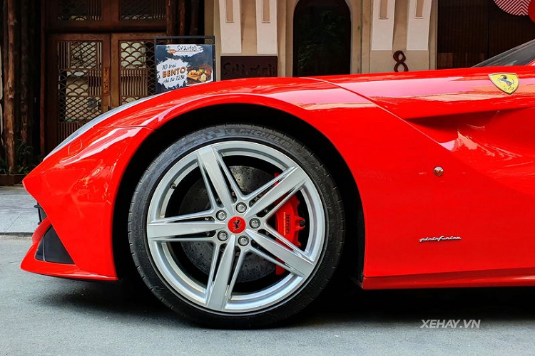 Siêu xe Ferrari F12 Berlinetta sở hữu thiết kế khí động học cao cùng những đường cong quyến rũ. Đầu xe nổi bật với cản trước và lưới tản nhiệt được mở rộng tối đa, nắp ca-pô cơ bắp với các đường gân dập nổi và một khe gió cỡ lớn đặt giữa. Hai bên là đèn pha LED kiểu xám khói mờ.