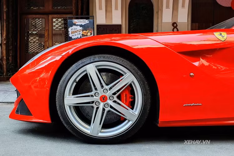 Siêu xe Ferrari F12 Berlinetta sở hữu thiết kế khí động học cao cùng những đường cong quyến rũ. Đầu xe nổi bật với cản trước và lưới tản nhiệt được mở rộng tối đa, nắp ca-pô cơ bắp với các đường gân dập nổi và một khe gió cỡ lớn đặt giữa. Hai bên là đèn pha LED kiểu xám khói mờ.