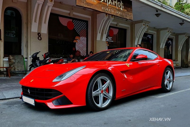 Chiếc Ferrari F12 Berlinetta màu đỏ này là một trong số 4 chiếc F12 Berlinetta có ngoại thất đỏ tại Việt Nam, xe rất ít được ra ngoài cùng chủ nhân.
