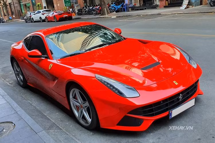 Xe sở hữu khối động cơ V12 6.3L hút khí tự nhiên, cho công suất 731 mã lực và mô men xoắn cực đại 690 Nm. Sức mạnh được gửi tới các bánh xe thông qua hộp số ly hợp kép 7 cấp, giúp siêu xe có thể tăng tốc từ 0–100 km/h chỉ trong 3 giây, tốc độ tối đa đạt 340 km/h. Mức giá xe Ferrari F12 Berlinetta khi mới về Việt Nam lên tới hơn 20 tỷ đồng.