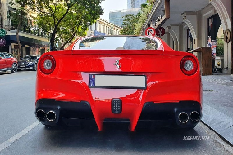 Thân xe nổi bật với các đường dập nổi cùng nhiều khe gió thể thao, đi kèm cặp gương chiếu hậu tròn và logo Pininfarina bằng kim loại được đính ngay bên dưới và bộ mâm 5 chấu sơn bạc mới có thiết khá đơn giản kết hợp kẹp phanh Brembo sơn đỏ nổi bật.