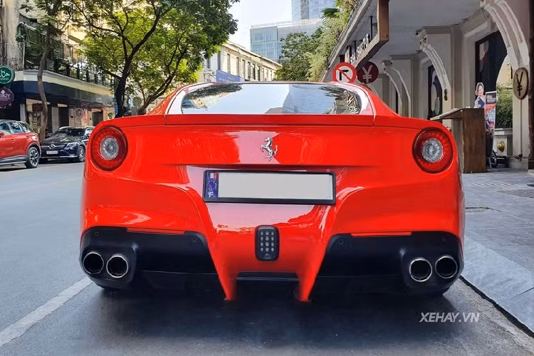 Thân xe nổi bật với các đường dập nổi cùng nhiều khe gió thể thao, đi kèm cặp gương chiếu hậu tròn và logo Pininfarina bằng kim loại được đính ngay bên dưới và bộ mâm 5 chấu sơn bạc mới có thiết khá đơn giản kết hợp kẹp phanh Brembo sơn đỏ nổi bật.