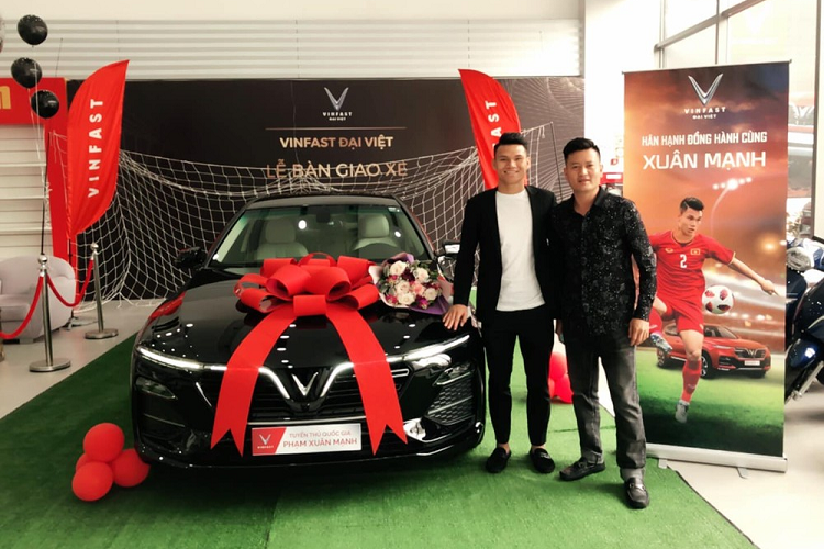 Khác với trung vệ Bùi Tiến Dũng hay tiền vệ Trọng Hoàng chọn mua dòng xe SUV là VinFast LUX SA2.0, hậu vệ Phạm Xuân Mạnh lại tậu dòng xe sedan VinFast Lux A2.0. Như vậy, sau khi tổ chức đám cưới vào tháng 1 năm 2021, bước sang tháng tiếp theo của năm Tân Sửu, "chàng Kalou" đã rước ngay "vợ 2".