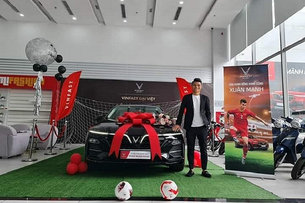 Trong ngày cận Tết Nguyên Đán Tân Sửu 2021, hậu vệ Phạm Xuân Mạnh đã đi nhận bàn giao một chiếc xe VinFast LUX SA2.0 mới cáu cạnh để trở thành một thành viên trong câu lạc bộ những cầu thủ sở hữu xe VinFast tại Việt Nam.