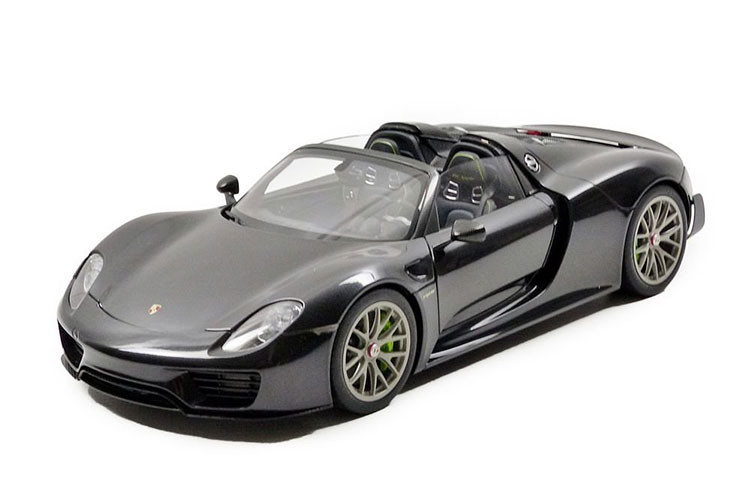 Cụm pin lithium-ion 6,8 kWh cung cấp phạm vi hoạt động cho xe với chế độ chạy bằng điện là 19 km. Những chiếc Porsche 918 Spyder được trang bị thêm gói tùy chọn Weissach Package sẽ chỉ mất 2,6 giây để tăng tốc từ vị trí xuất phát lên 100 km/h và thêm 3,6 giây nữa để tăng tốc lên 200 km/h. Ngoài ra, Porsche 918 Spyder còn có thời gian tăng tốc từ 0-300 km/h khá ấn tượng với thời gian 19,9 giây.