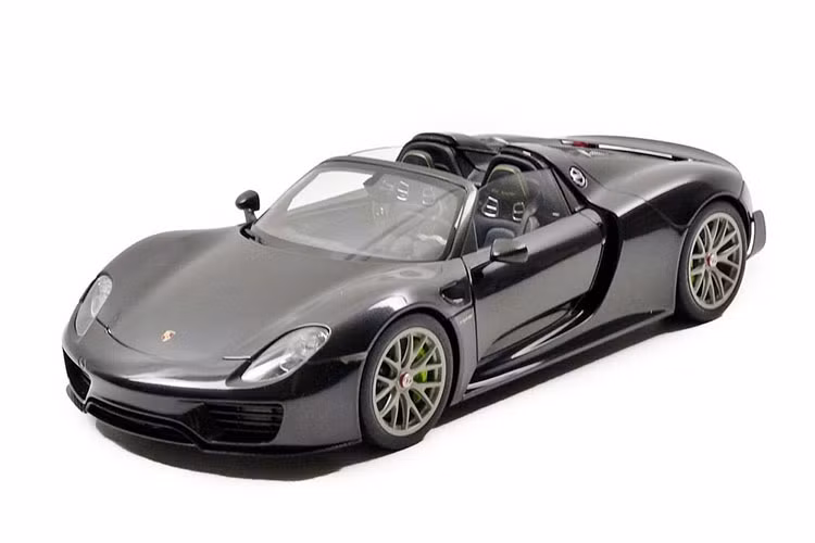 Cụm pin lithium-ion 6,8 kWh cung cấp phạm vi hoạt động cho xe với chế độ chạy bằng điện là 19 km. Những chiếc Porsche 918 Spyder được trang bị thêm gói tùy chọn Weissach Package sẽ chỉ mất 2,6 giây để tăng tốc từ vị trí xuất phát lên 100 km/h và thêm 3,6 giây nữa để tăng tốc lên 200 km/h. Ngoài ra, Porsche 918 Spyder còn có thời gian tăng tốc từ 0-300 km/h khá ấn tượng với thời gian 19,9 giây.