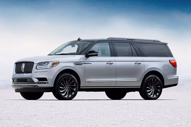 Mới đây, một chiếc Lincoln Navigator 2022 mới đã được bắt gặp trên đường phố Mỹ khi đang chạy thử nghiệm, điều đáng nói là nguyên mẫu này đã không còn bị bịt kín như trước đây, thậm chí nội thất cũng để lộ nhiều hơn.