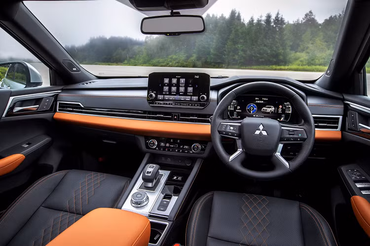 Ngoài ra, Mitsubishi Outlander PHEV 2022 tại thị trường Nhật Bản còn có những trang bị đáng chú ý khác như đèn pha LED, dải đèn LED định vị ban ngày, vành la-zăng có đường kính lên đến 20 inch và đèn hậu LED.