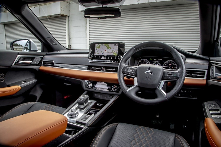 Hệ truyền động này cho phép xe có thể chạy hết 87 km chỉ bằng mô-tơ điện. Thời gian sạc pin tiêu chuẩn của xe là 7,5 tiếng đồng hồ. Nếu người lái dùng sạc nhanh, thời gian sạc pin lên 80% là 38 phút. Ngoài ra, hệ thống phanh tái sinh năng lượng của xe có thể sạc 80% pin trong 94 phút.