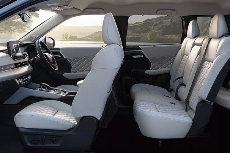 Mẫu xe này được thừa hưởng thiết kế đẹp mắt và hiện đại hơn của Mitsubishi Outlander thế hệ mới. Cộng với đó là hệ truyền động plug-in hybrid tiết kiệm xăng hơn. Cụ thể, Mitsubishi Outlander PHEV 2022 được trang bị máy xăng 4 xi-lanh, dung tích 2.4L và 2 mô-tơ điện nằm trên 2 cầu. Mô-tơ điện trên cầu trước có công suất tối đa 114 mã lực và con số tương ứng của mô-tơ còn lại là 134 mã lực.