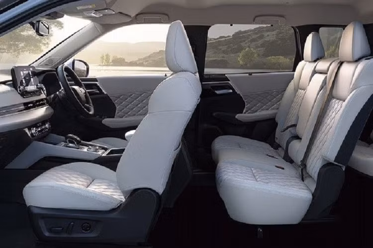 Mẫu xe này được thừa hưởng thiết kế đẹp mắt và hiện đại hơn của Mitsubishi Outlander thế hệ mới. Cộng với đó là hệ truyền động plug-in hybrid tiết kiệm xăng hơn. Cụ thể, Mitsubishi Outlander PHEV 2022 được trang bị máy xăng 4 xi-lanh, dung tích 2.4L và 2 mô-tơ điện nằm trên 2 cầu. Mô-tơ điện trên cầu trước có công suất tối đa 114 mã lực và con số tương ứng của mô-tơ còn lại là 134 mã lực.