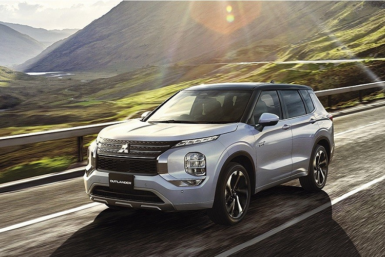 Vào thời điểm ra mắt xe, hãng Mitsubishi chỉ hi vọng bán được 1.000 chiếc Outlander PHEV 2022 mỗi tháng tại thị trường nội địa. Như vậy, lượng khách đặt mua mẫu xe này hiện gấp khoảng 7 lần so với kỳ vọng của hãng. Tại thị trường Nhật Bản, hãng Mitsubishi hiện đang bán 2 mẫu xe plug-in hybrid là Outlander PHEV và Eclipse Cross PHEV. So với Eclipse Cross PHEV, Mitsubishi Outlander PHEV 2022 được định vị cao hơn.
