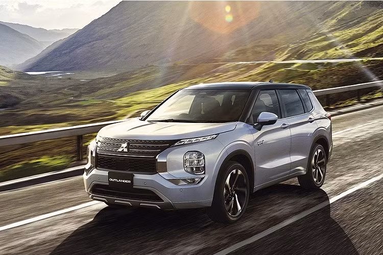 Vào thời điểm ra mắt xe, hãng Mitsubishi chỉ hi vọng bán được 1.000 chiếc Outlander PHEV 2022 mỗi tháng tại thị trường nội địa. Như vậy, lượng khách đặt mua mẫu xe này hiện gấp khoảng 7 lần so với kỳ vọng của hãng. Tại thị trường Nhật Bản, hãng Mitsubishi hiện đang bán 2 mẫu xe plug-in hybrid là Outlander PHEV và Eclipse Cross PHEV. So với Eclipse Cross PHEV, Mitsubishi Outlander PHEV 2022 được định vị cao hơn.