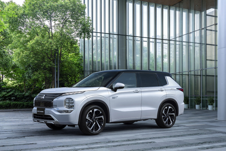 Một điểm nhấn nữa của mẫu xe plug-in hybrid này là hệ dẫn động 4 bánh toàn thời gian Super-All Wheel Control (S-AWC) cải tiến, kết hợp với hệ thống điều hướng mô-men xoắn Active Yaw Control mới ở bánh sau. Xe có tổng cộng 7 chế độ lái, bao gồm Normal (thông thường), Tarmac (đường nhựa), Gravel (sỏi), Snow (đường tuyết), Mud (bùn), Power (mạnh mẽ) và Eco (tiết kiệm).