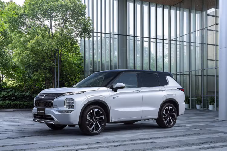 Một điểm nhấn nữa của mẫu xe plug-in hybrid này là hệ dẫn động 4 bánh toàn thời gian Super-All Wheel Control (S-AWC) cải tiến, kết hợp với hệ thống điều hướng mô-men xoắn Active Yaw Control mới ở bánh sau. Xe có tổng cộng 7 chế độ lái, bao gồm Normal (thông thường), Tarmac (đường nhựa), Gravel (sỏi), Snow (đường tuyết), Mud (bùn), Power (mạnh mẽ) và Eco (tiết kiệm).