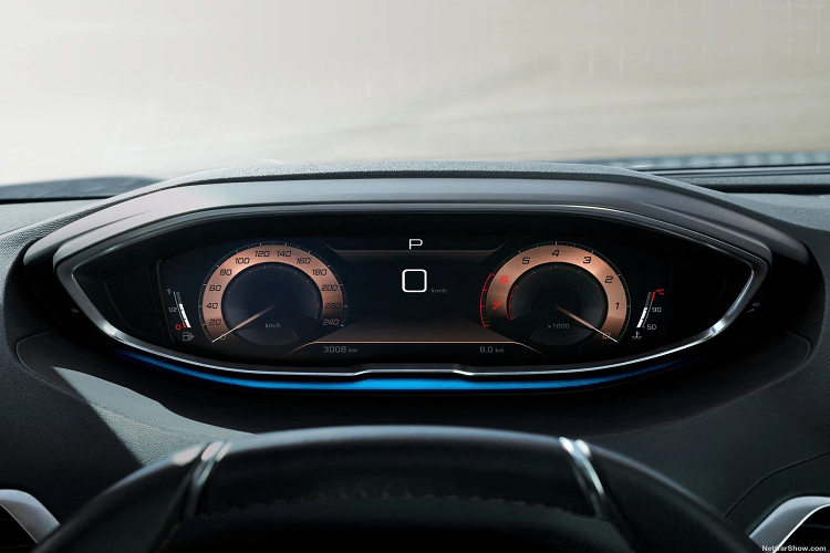 Là phiên bản nâng cấp giữa vòng đời, thiết kế ngoại thất của Peugeot 3008 2021 chủ yếu thay đổi ở phần đầu xe với những đường nét vuông vức thay cho kiểu bo tròn như bản cũ. Đặc biệt, mặt ca-lăng của mẫu C-SUV này còn gây ấn tượng với lưới tản nhiệt kiểu mới cùng cụm đèn chiếu sáng LED mới bắt mắt hơn.