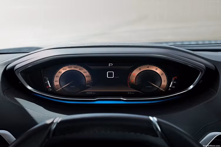 Là phiên bản nâng cấp giữa vòng đời, thiết kế ngoại thất của Peugeot 3008 2021 chủ yếu thay đổi ở phần đầu xe với những đường nét vuông vức thay cho kiểu bo tròn như bản cũ. Đặc biệt, mặt ca-lăng của mẫu C-SUV này còn gây ấn tượng với lưới tản nhiệt kiểu mới cùng cụm đèn chiếu sáng LED mới bắt mắt hơn.