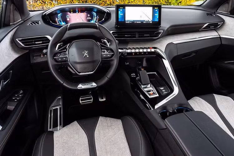 Những dấu hiệu trên cho thấy rất có khả năng Peugeot 3008 2021 mới sẽ được ra mắt Việt Nam trong cuối tháng này hoặc tháng 7 tới đây. Nguyên nhân là do tháng 8/2021 sẽ trùng với tháng 7 âm lịch – dịp thấp điểm thường niên của thị trường ô tô Việt Nam và theo như thông lệ bình thường, các hãng xe sẽ tránh giới thiệu sản phẩm mới trong thời gian tới.