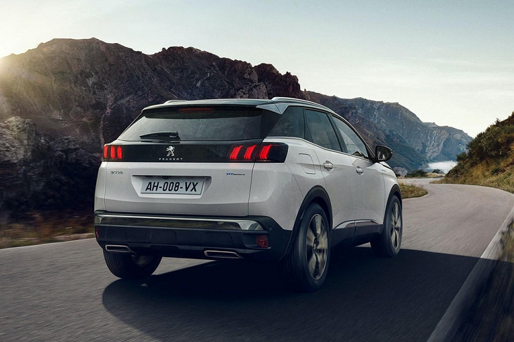 Về phía Peugeot 3008 đời hiện tại, mẫu C-SUV này hiện đang được áp dụng mức giảm giá lần lượt là 48 triệu đồng cho bản AT và 58 triệu đồng cho bản AL, ngoài ra còn có phần quà đi kèm là 1 năm bảo hiểm vật chất trị giá 13 – 15 triệu đồng tùy phiên bản và phiếu mua xe máy Peugeot Django có giá trị là 5 triệu đồng. Như vậy, giá bán của Peugeot 3008 sau khi giảm được hạ xuống còn 931 triệu cho bản AT và 1,011 tỷ đồng cho bản AL. Trước đó, đại lý từng xả kho những chiếc Peugeot 3008 2020 với mức giảm lên tới 60 – 70 triệu đồng tùy nơi.
