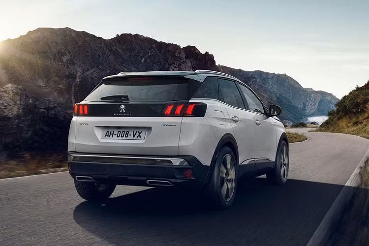 Về phía Peugeot 3008 đời hiện tại, mẫu C-SUV này hiện đang được áp dụng mức giảm giá lần lượt là 48 triệu đồng cho bản AT và 58 triệu đồng cho bản AL, ngoài ra còn có phần quà đi kèm là 1 năm bảo hiểm vật chất trị giá 13 – 15 triệu đồng tùy phiên bản và phiếu mua xe máy Peugeot Django có giá trị là 5 triệu đồng. Như vậy, giá bán của Peugeot 3008 sau khi giảm được hạ xuống còn 931 triệu cho bản AT và 1,011 tỷ đồng cho bản AL. Trước đó, đại lý từng xả kho những chiếc Peugeot 3008 2020 với mức giảm lên tới 60 – 70 triệu đồng tùy nơi.