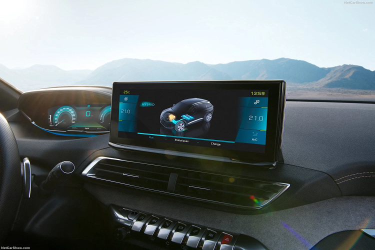 Khác với ngoại thất, nội thất của Peugeot 3008 2021 không có nhiều thay đổi so với trước đây. Những trang bị đáng kỳ vọng bao gồm màn hình giải trí 10 inch có kết nối Apple CarPlay/Android Auto, đèn viền trang trí nội thất.