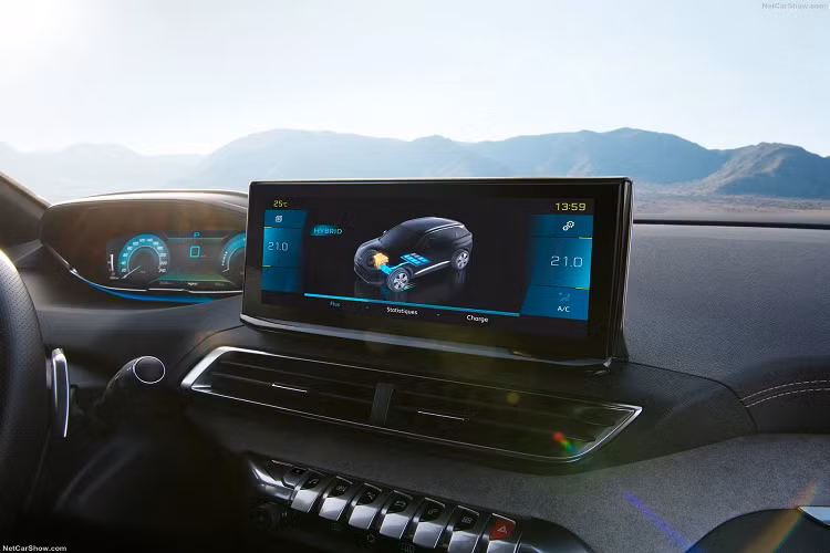 Khác với ngoại thất, nội thất của Peugeot 3008 2021 không có nhiều thay đổi so với trước đây. Những trang bị đáng kỳ vọng bao gồm màn hình giải trí 10 inch có kết nối Apple CarPlay/Android Auto, đèn viền trang trí nội thất.