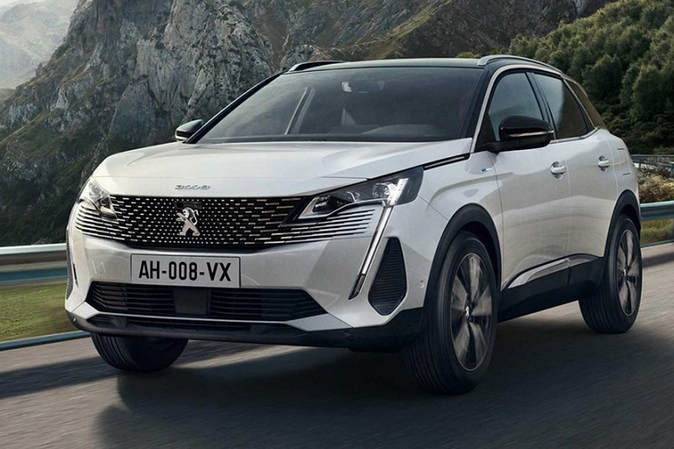 Theo thông tin từ tư vấn bán hàng, mẫu xe crossover Peugeot 3008 quả thực sẽ được nâng cấp giữa vòng đời trong thời gian tới và dù chưa có thời điểm ra mắt dự kiến, nhưng hiện tại lượng xe đời cũ tại đại lý không còn nhiều. Peugeot 3008 2021 bị bắt gặp trong khuôn viên nhà máy lắp ráp của THACO đặt tại Chu Lai, Quảng Nam.