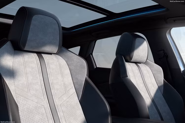 Bên cạnh đó, dải đèn LED định vị ban ngày của xe cũng không còn ôm theo viền cụm đèn trước mà vuốt dọc từ phần đèn xuống phía cản trước. Ngoài ra, xe cũng được trang bị bộ mâm hợp kim mới còn phần đuôi xe không có nhiều thay đổi, cụm đèn hậu LED vẫn là dạng chạy dọc đặc trưng.