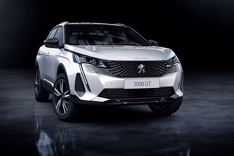 Các “option” tiện nghi nhiều khả năng sẽ không có gì thay đổi, bao gồm bảng đồng hồ kỹ thuật số 12,3 inch trên bản cao cấp – đây là trang bị hiện đang bị cắt bỏ tại một số thị trường quốc tế do thiếu hụt nguồn cung chip bán dẫn.