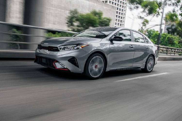 Như vậy, Forte mới ở Mỹ mạnh hơn Kia K3 2022 ở Việt Nam. Vào thời điểm hiện tại, Kia K3 2022 ở Việt Nam mới có 1 loại động cơ là máy xăng 4 xi-lanh, dung tích 1.6L như cũ, sản sinh công suất tối đa 126 mã lực và mô-men xoắn cực đại đạt 155 Nm. Trong thời gian tới, Kia K3 2022 bản 2.0L sẽ tiếp tục trình làng tại Việt Nam.